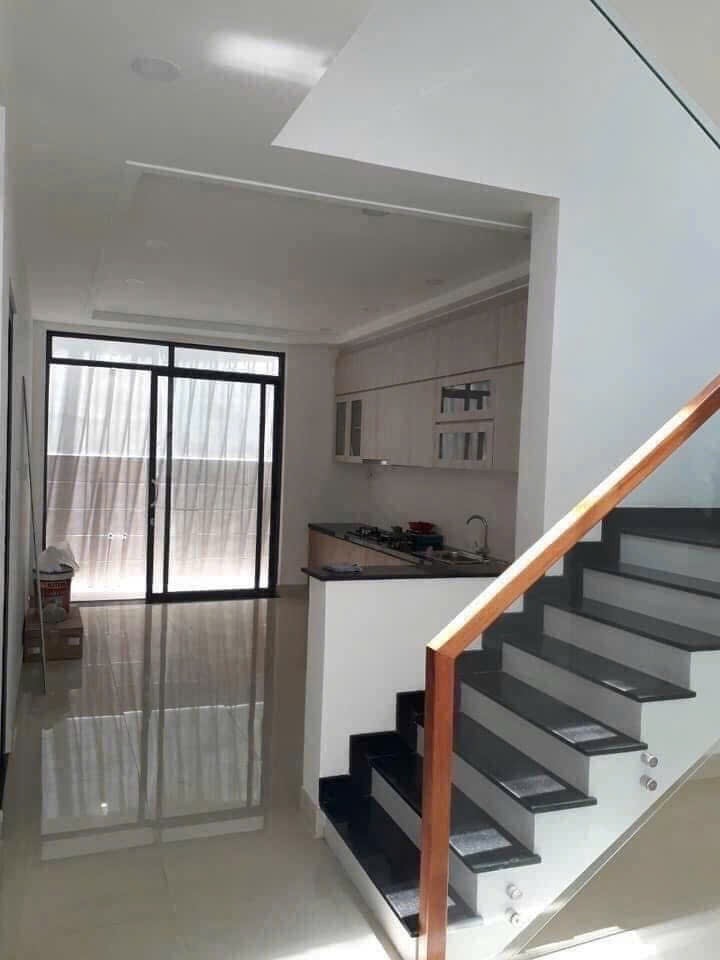 Cầu thang nhà 3 tầng có sân thượng rộng Tân Sơn Nhì