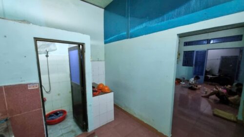 nhà có sân để xe, ban công thoáng mát