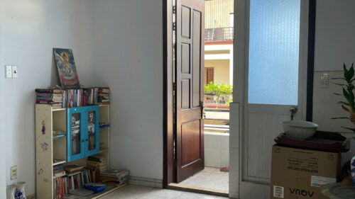 nhà kiên cố, nhà thoáng mát, nhà phân lô đồng bộ, tiện ích xung quanh đầy đủ