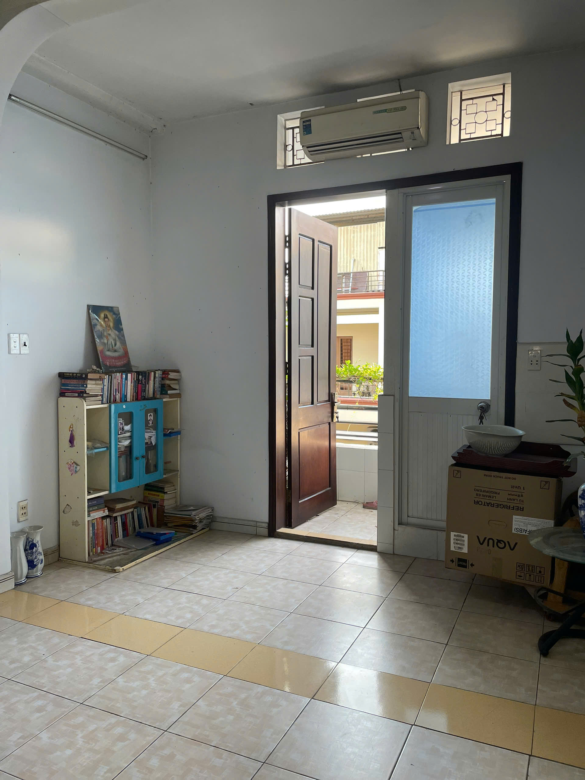nhà kiên cố, nhà thoáng mát, nhà phân lô đồng bộ, tiện ích xung quanh đầy đủ