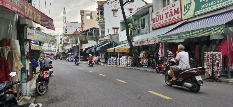 tìm mua nhà chính chủ Tân Phú gần chợ