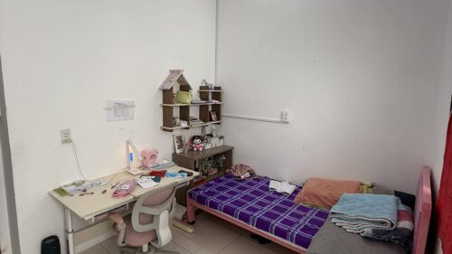 nhà kiên cố có phòng ngủ dưới đất tiện người lớn tuổi