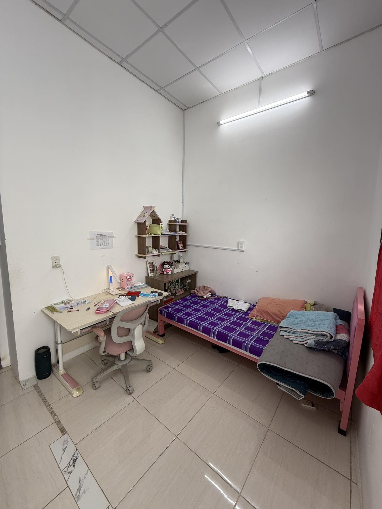 nhà kiên cố có phòng ngủ dưới đất tiện người lớn tuổi